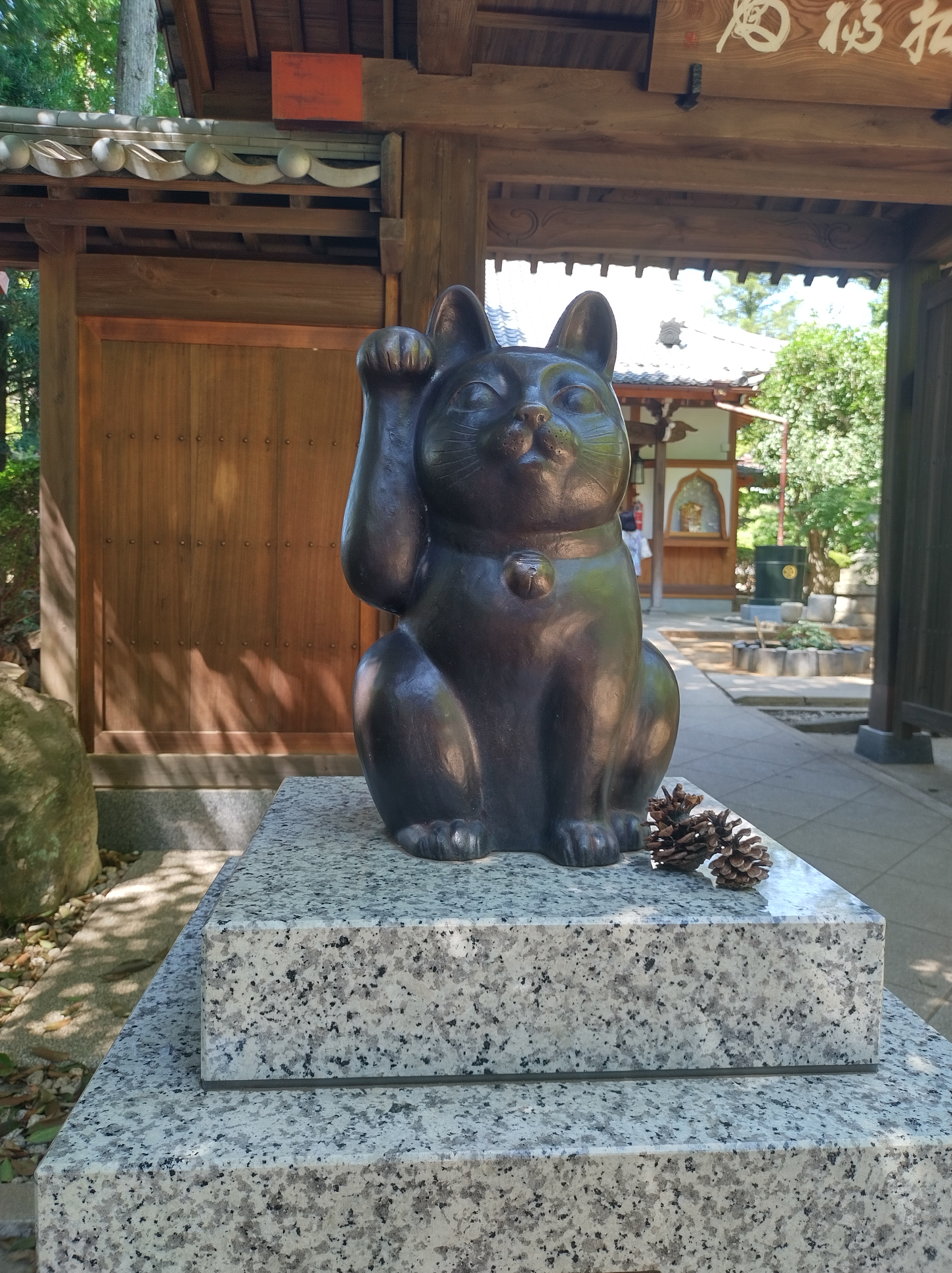 Statue d'un maneki-neko à Gōtoku-ji